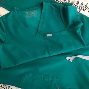 Figs scrub top